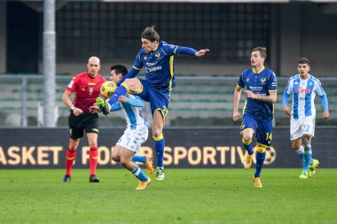 Giangiacomo Magnani 'nin (Hellas Verona) Hellas Verona-SSC Napoli maçı sırasında Hirving Lozano (Napoli) üzerindeki faulü - İtalyan futbol takımı Serie A karşılaşması Verona, İtalya, 24 Ocak 2021 - Fotoğraf: LM / Ettore Griffoni