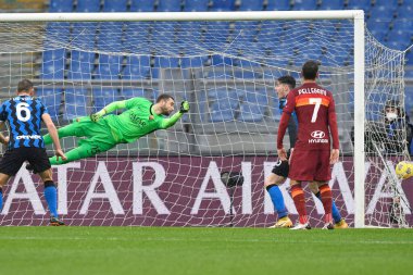 ROME, ITALY - 10 Ocak: Milan Skriniar FC International Milan İtalya Serie 'de 10 Ocak 2021' de Stadio Olimpico 'da AS Roma ve FC International Milan arasında oynanan futbol maçında gol attı.