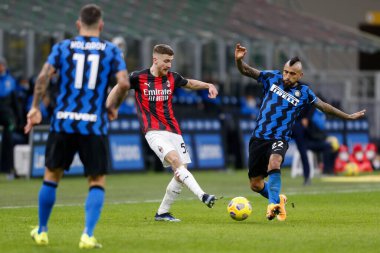 Alexis Saelemaekers (AC Milan) ve Arturo Vidal (FC Internazionale) FC Internazionale - İtalyan futbolu Coppa Italia maçı AC Milan, İtalya, 26 Ocak 2021 - Fotoğraf: LM / Francesco Scaccianoce