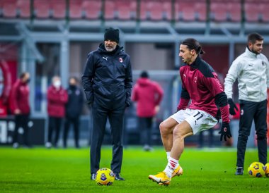 AC Milan 'dan Zlatan Ibrahimoviç, AC Milan' ın teknik direktörü Stefano Pioli ile Torino FC - İtalya 'nın Milano kentinde oynanan Coppa Italia maçında ısındı.