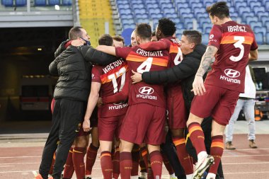 ROME, ITALY - 23 Ocak: AS Romanyalı Lorenzo Pellegrini (7), İtalya Serisi sırasında AS Roma ile Spezia arasında 23 Ocak 2021 'de Roma / LiveMedia' da oynanan Stadio Olimpico 'da oynanan futbol maçında gol attıktan sonra takım arkadaşlarıyla kutlama yapıyor.