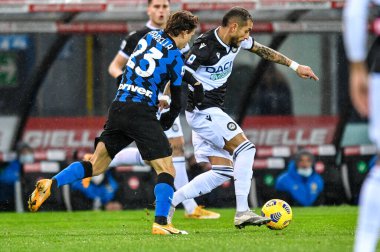Nicolo Barella (FC Inter) ve Roberto Pereyra (Udinese Calcio vs FC Internazionale - İtalyan futbolu serisi A maçı, Udine, İtalya - 23 Ocak 2021 - Fotoğraf: LM / Alessio Marini