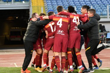  ROME, ITALY - 23 Ocak: AS Romanyalı Lorenzo Pellegrini (7), İtalya Serisi sırasında AS Roma ile Spezia arasında 23 Ocak 2021 'de Roma / LiveMedia' da oynanan Stadio Olimpico 'da oynanan futbol maçında gol attıktan sonra takım arkadaşlarıyla kutlama yapıyor.