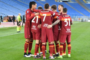  ROME, ITALY - 23 Ocak: AS Romanyalı Lorenzo Pellegrini (7), İtalya Serisi sırasında AS Roma ile Spezia arasında 23 Ocak 2021 'de Roma / LiveMedia' da oynanan Stadio Olimpico 'da oynanan futbol maçında gol attıktan sonra takım arkadaşlarıyla kutlama yapıyor.