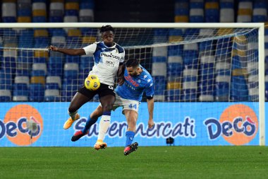 Luis Muriel (Atalanta Bergamasca Calcio) İtalyan Coppa Italia maçında Konstantinos Manolas 'ın (Napoli) önünde SSC Napoli - Atalanta BC maçı sırasında Napoli, İtalya' daki Diego Armando Maradona Stadyumu 'nda, 3 Şubat 2021