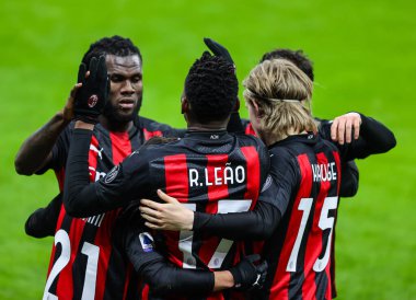 AC Milan 'dan Rafael Leao, AC Milan-Torino FC - İtalya' nın Milano kentinde oynanan Serie A maçı sırasında takım arkadaşlarıyla birlikte kutlama yapıyor.