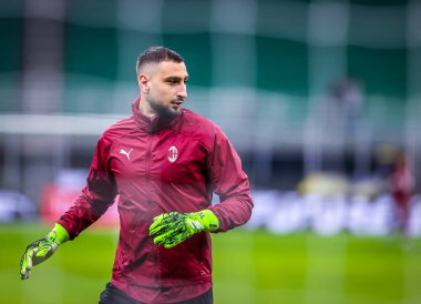 AC Milan 'dan Gianluigi Donnarumma, AC Milan-Torino FC - İtalyan Coppa Italia maçı sırasında ısınıyor.