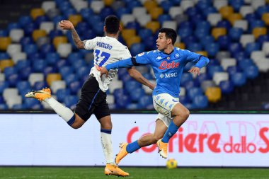 İtalya Coppa Italia maçında Cristian Romero (Atalanta Bergamasca Calcio) Hirving Lozano (SSC Napoli) ile İtalya 'nın Napoli şehrindeki Diego Armando Maradona Stadyumu' nda oynanan maçta atılan dans adımları