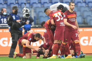 ROME, ITALY - 10 Ocak: AS Romanlarından Gianluca Mancini, İtalya Serisi 'nde AS Romanlar ve FC International Milan arasında 10 Ocak 2021' de Roma 'da oynanan Stadio Olimpico' da oynanan futbol karşılaşmasında gol attıktan sonra takım arkadaşlarıyla kutlama yapıyor.