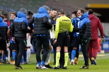 Samir Handanoviç (FC Internazionale), FC Internazionale - İtalyan futbolcu Coppa It - Milan maçında Romelu Lukaku (FC Internazionale) ile girdiği sözlü anlaşmazlık sonrasında Zlatan Ibrahimoviç 'e (AC Milan) kırmızı kart göstermediği için hakem ile protesto ediyor.