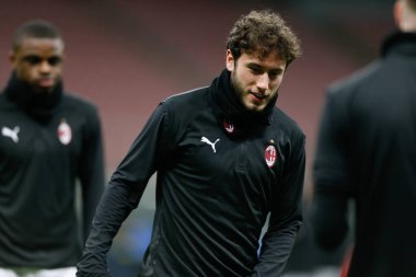 Davide Calabria (AC Milan) 26 Ocak 2021 'de İtalya' nın Milano kentinde oynanan FC Internazionale maçında ısınmaya başladı.