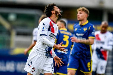 Emmanuel Riviere (FC Crotone) Hellas Verona - FC Crotone - İtalyan futbol takımı Serie A maçında üzüntüsünü gösteriyor.