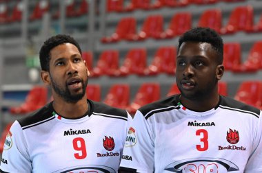 Wilfredo Leon Venero (Sir Safety Conad Perugia) ve Sharone Vernon-Evans (Sir Safety Conad Perugia) İtalyan Serie A Men SuperLeague Şampiyonası sırasında Cucine Lube Civitanova Sir Safety Conad Perugia 'ya karşı Civitanova Eurosuole Forumu' nda