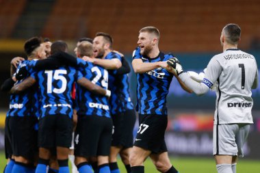 Milan Skriniar (FC Internazionale) 26 Ocak 2021 'de İtalya' nın Milano kentinde oynanan Coppa Italia maçında kazandığı zaferi kutluyor.