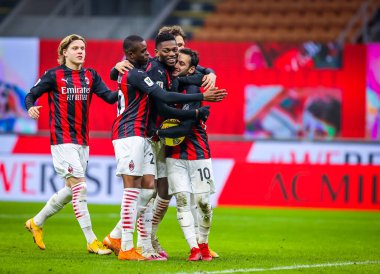 AC Milan takımından Hakan Calhanoğlu, İtalya 'nın Milano kentinde oynanan Coppa Italia karşılaşmasında kazandığı zaferi AC Milan ve Torino FC ile birlikte kutluyor.