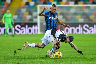 Udinese Calcio-FC Internazionale maçında Udinese 'li Rodrigo De Paul' e karşı savaşan Internazionale 'den Arturo Vidal, İtalya' nın Udine kentinde 23 Ocak 2021 'de oynanan maç.