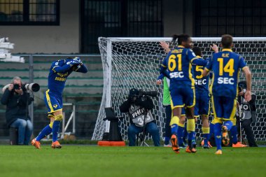 Mattia Zaccagni (Hellas Verona), 24 Ocak 2021 'de İtalya' nın Verona kentinde oynanan ve Hellas Verona-SSC Napoli maçında babasının doğum gününde attığı tişörtü kaldıran golü kutluyor.