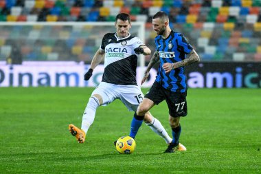 Internazionale 'den Marcelo Brozoviç, Udinese Calcio-FC Internazionale maçında Udinese' li Kevin Lasagna 'nın engellediği topu taşıyor - İtalyan futbol takımı Serie A maçı IN Udine, İtalya, 23 Ocak 2021 - Fotoğraf: LM / Ettore Griffoni