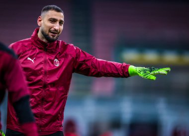 AC Milan 'dan Gianluigi Donnarumma, AC Milan-Torino FC - İtalyan Coppa Italia maçı sırasında ısınıyor.