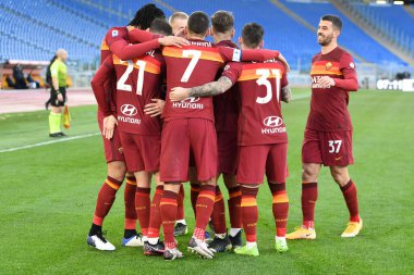  ROME, ITALY - 23 Ocak: AS Romanyalı Lorenzo Pellegrini (7), İtalya Serisi sırasında AS Roma ile Spezia arasında 23 Ocak 2021 'de Roma / LiveMedia' da oynanan Stadio Olimpico 'da oynanan futbol maçında gol attıktan sonra takım arkadaşlarıyla kutlama yapıyor.