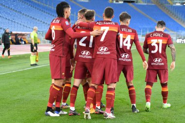  ROME, ITALY - 23 Ocak: AS Romanyalı Lorenzo Pellegrini (7), İtalya Serisi sırasında AS Roma ile Spezia arasında 23 Ocak 2021 'de Roma / LiveMedia' da oynanan Stadio Olimpico 'da oynanan futbol maçında gol attıktan sonra takım arkadaşlarıyla kutlama yapıyor.