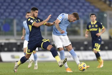 ROME, ITALY - 21 Ocak 2021: Parmalı Simon Salomon Sohm (L) SS Lazio ile Parma Stadyumu Olimpico arasında oynanan 8 'inci TIM Kupası maçında Parmalı Serjei Milinkoviç (R)' e karşı harekete geçti.