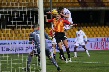 Andrea Belotti (Torino FC) ve Kamil Glik (Benevento Calcio) Benevento - Torino, Stadio Ciro Vigorito arasında 22 Ocak 2021 tarihinde Benevento İtalya / LiveMedia 'da oynanan Serie A futbol karşılaşmasında