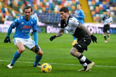Rodrigo De Paul (Udinese), Udinese Calcio-SSC Napoli maçı sırasında Fabian Ruiz (Napoli) tarafından engellenen topu İtalya 'nın Udine kentinde oynanan A karşılaşmasında taşıyor.