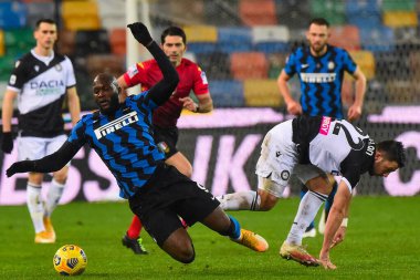 Interi 'den Romelo Lukaku, Udinese Calcio-FC Internazionale maçında Tolgay Arslanof Udinese' ye karşı top mücadelesi veriyor - İtalyan futbol takımı Serie A match IN Udine, İtalya, 23 Ocak 2021 - Fotoğraf: LM / Franco Debernardi