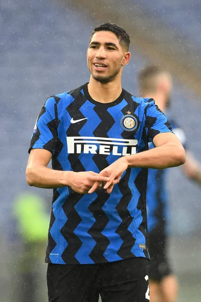 ROME, ITALY - 10 Ocak: FC International Milan 'dan Achraf Hakimi, AS Roma ve FC International Milan arasında 10 Ocak 2021' de Roma 'da oynanan İtalya / LiveMedia Stadyumu' nda oynanan İtalya Serisi A futbol karşılaşmasında gol attıktan sonra kutluyor.