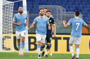 ROME, ITALY - 21 Ocak: SS Lazio 'dan Marco Parolo (16 Ocak), SS Lazio ile Parma arasında 21 Ocak 2021' de İtalya / LiveMedia 'da oynanan Stadio Olimpico' da oynanan 8. TIM Kupası maçında gol attıktan sonra kutluyor.