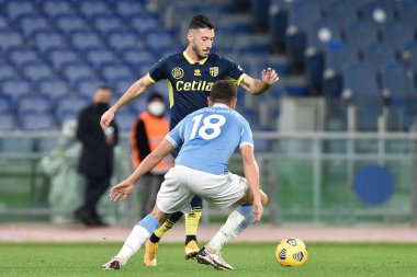 ROME, ITALY - 21 Ocak 2021 'de Parmalı Mattia Sprocati (L), SS Lazio ile Parma Stadio Olimpico arasında oynanan SS Lazio Kupası' nın sekizinci maçında Gonzalo Escalante 'ye (R) karşı eylemde.