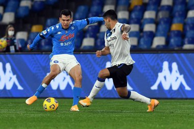İtalya Coppa Italia maçında Hirving Lozano (SSC Napoli) Cristian Romero (Atalanta Bergamasca Calcio) SSC Napoli-Atalanta BC maçında Napoli, İtalya 'daki Diego Armando Maradona stadyumunda, 3 Şubat 2021 - Fotoğraf: LiveMedia / Renato Olim