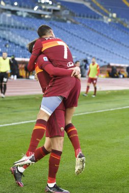 ROME, ITALY - 23 Ocak: AS Romanyalı Lorenzo Pellegrini (7), İtalya Serisi sırasında AS Roma ile Spezia arasında 23 Ocak 2021 'de Roma / LiveMedia' da oynanan Stadio Olimpico 'da oynanan futbol maçında gol attıktan sonra takım arkadaşlarıyla kutlama yapıyor.
