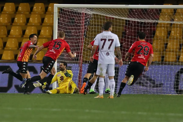 Gianluca Lapadula (Benevento Calcio), Benevento - Torino, Stadio Ciro Vigorito arasında 22 Ocak 2021 tarihinde Benevento İtalya / LiveMedia 'da oynanan Serie A futbol maçında attığı golü kutlar.