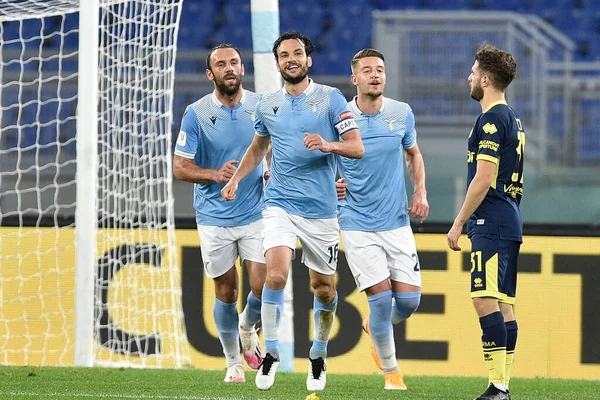 ROME, ITALY - 21 Ocak: SS Lazio 'dan Marco Parolo (16 Ocak), SS Lazio ile Parma arasında 21 Ocak 2021' de İtalya / LiveMedia 'da oynanan Stadio Olimpico' da oynanan 8. TIM Kupası maçında gol attıktan sonra kutluyor.