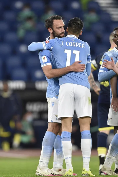 ROME, ITALY - 21 Ocak: SS Lazio takımından Vedat Muriqi, SS Lazio ile Parma arasında 21 Ocak 2021 'de Roma' da oynanan Stadio Olimpico 'da oynanan 8' inci TIM Kupası maçında gol attıktan sonra takım arkadaşlarıyla kutlama yapıyor.