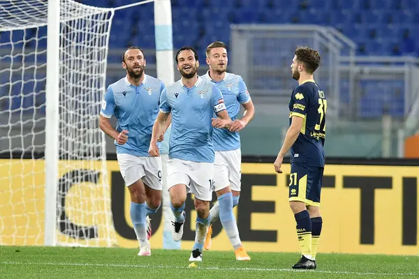 ROME, ITALY - 21 Ocak: SS Lazio 'dan Marco Parolo (16 Ocak), SS Lazio ile Parma arasında 21 Ocak 2021' de İtalya / LiveMedia 'da oynanan Stadio Olimpico' da oynanan 8. TIM Kupası maçında gol attıktan sonra kutluyor.