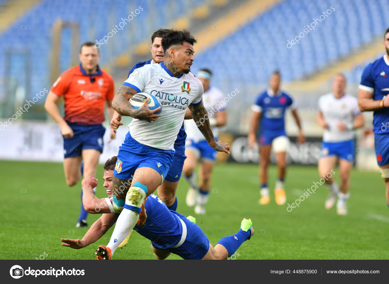 Monanna Ioane イタリア ラグビー6カ国がイタリア対フランスとローマのstadio Olimpicoで試合中にボールを運ぶ イタリア 21年2月6日 クレジット Livemedia Carlo ストックエディトリアル用写真 C Livephotosport