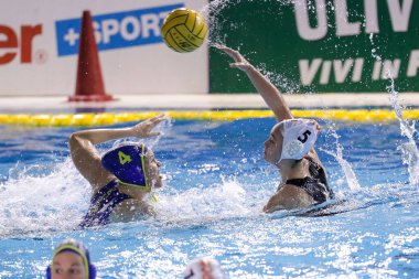 Sofya Giustini (SIS Roma) vs Dora Alaksza (BVSC Zuglo) Waterpolo EuroLeague Kadınlar Ligi 'nde SIS Romanlar vs BVSC Budapeşte ile Roma' daki Sucul Ostia Merkezi 'nde karşılaşırken, 06 Şubat 2021 - Fotoğraf: LiveMedia / Luigi Mariani