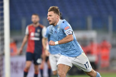 SS Lazio 'dan 17 yaşındaki Ciro Immobile, İtalya' nın başkenti Roma 'daki Stadio Olimpico' da oynanan SS Lazio-Cagliari Calcio maçının açılış golünü attıktan sonra takım arkadaşlarıyla birlikte kutluyor: LiveMedia / Claudio Pasquaz