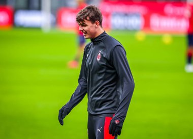 AC Milan 'dan Daniel Maldini, İtalya Serie A karşılaşmasında Milan ile Crotone FC' nin Milano, İtalya 'daki Giuseppe Meazza Stadyumu' nda oynadığı karşılaşmada ısınıyor.