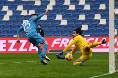 Andrea Consigli (Sassuollo) İtalya futbol takımı Serie A maçında İtalya 'nın Reggio Emilia şehrindeki MAPEI Stadyumu' nda oynanan maçta Giulio Maggiore 'u (Spezio) kurtardı.
