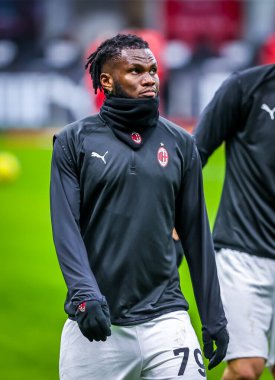 AC Milan 'dan Franck Kessie İtalya Serie A karşılaşmasında Milan ile Crotone FC arasındaki Giuseppe Meazza Stadyumu' nda ısınıyor.