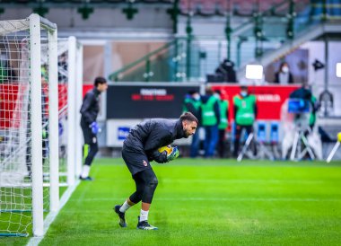 AC Milan 'dan Gianluigi Donnarumma, İtalya' nın Milano şehrindeki Giuseppe Meazza Stadyumu 'nda oynanan AC Milan - Crotone FC maçı sırasında ısındı.