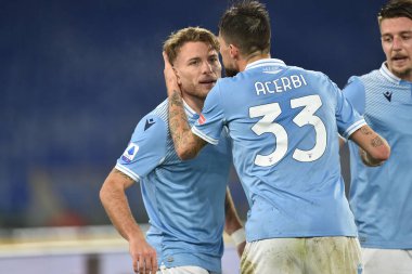 SS Lazio 'dan 17 yaşındaki Ciro Immobile, İtalya' nın başkenti Roma 'daki Stadio Olimpico' da oynanan SS Lazio-Cagliari Calcio maçının açılış golünü attıktan sonra takım arkadaşlarıyla birlikte kutluyor: LiveMedia / Claudio Pasquaz
