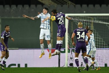 FC Internazionale 'den Alessandro Bastoni, İtalya Futbol Serisi A maçında ACF Fiorentina' nın FC Internazionale 'ye karşı oynadığı Floransa, İtalya' daki Artemio Franchi Stadyumu 'nda maç sırasında ACF Fiorentina' lı Alman Pezzella 'ya karşı eylemde.