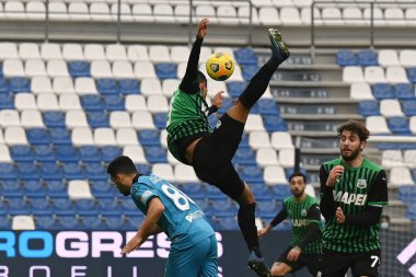 Rogerio (Sassuolo) ve Kevin Agudelo (Spezia) İtalyan futbol takımı Serie A maçında Reggio Emilia, İtalya 'daki MAPEI Stadyumu' nda ABD Sassuolo-AC Spezia karşılaşmasında, 06 Şubat 2021 - Fotoğraf: LiveMedia / Alessio Tarpini