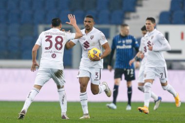 Gleison Bremer (Torino FC), İtalya 'nın Bergamo kentindeki Gewiss Stadyumu' nda oynanan Atalanta BC maçında Torino FC 'nin attığı ikinci golü kutluyor.