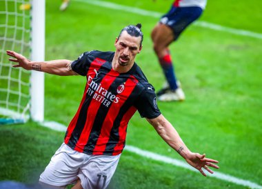AC Milan 'dan Zlatan Ibrahimoviç, İtalya' nın Milano kentindeki Giuseppe Meazza Stadyumu 'nda oynanan AC Milan-Crotone FC maçında gol attıktan sonra kutlama yapıyor.